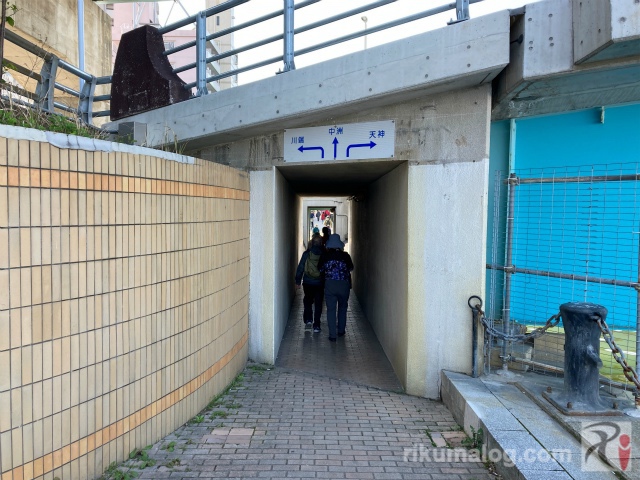 福岡都市高速の下にある歩行者用トンネル