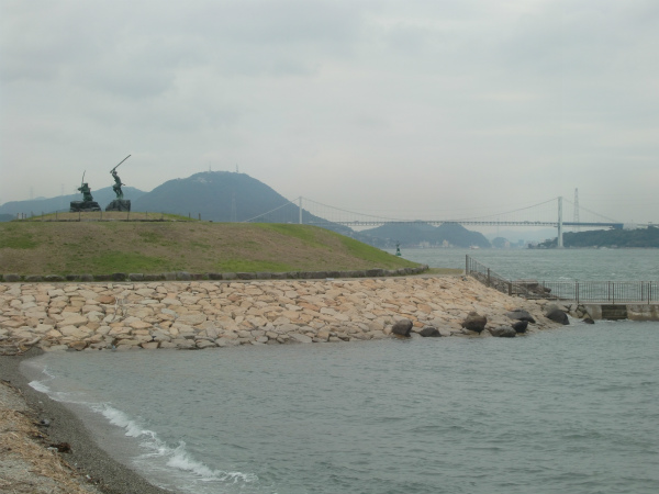 武蔵・小次郎の決闘像と関門橋