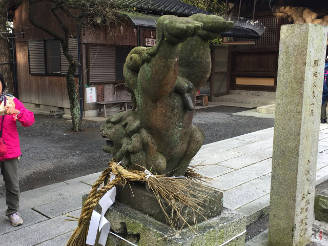 伊豆神社の逆立ち狛犬