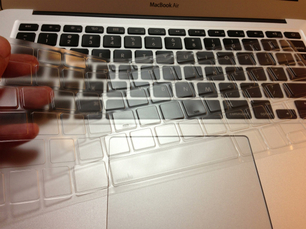永く綺麗に使いたいのでMacBookAirのキーボードカバーを購入しました