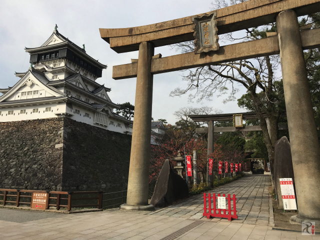 八坂神社の鳥居と小倉城