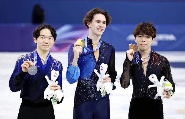 男子フィギュア個人で鍵山優真選手が銀メダル、佐藤駿選手が銅メダル