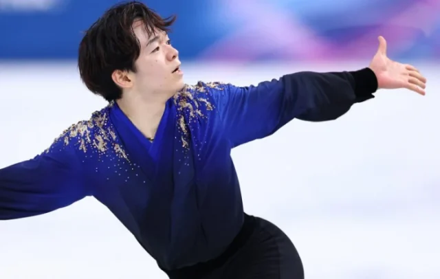 演技する鍵山優真選手