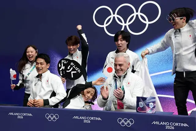 キスアンドクライで転倒する三浦璃来選手