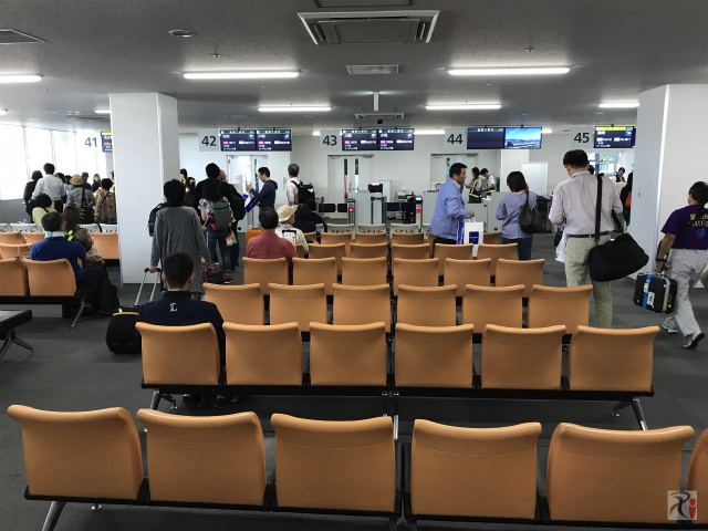 福岡空港、1階搭乗口
