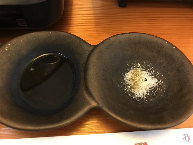 溶岩焼き用の塩と酢醤油
