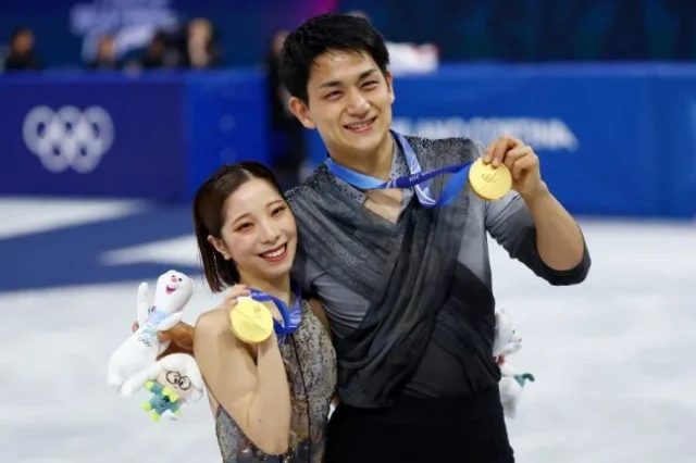 表彰台での「りくりゅう」