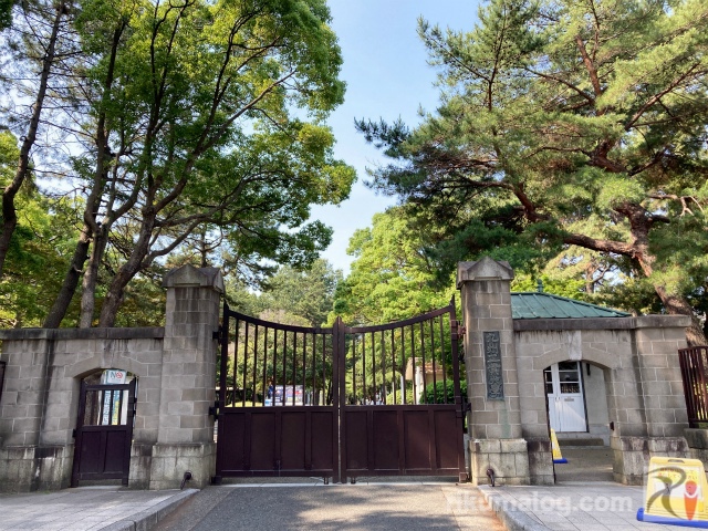 九州工業大学の正門