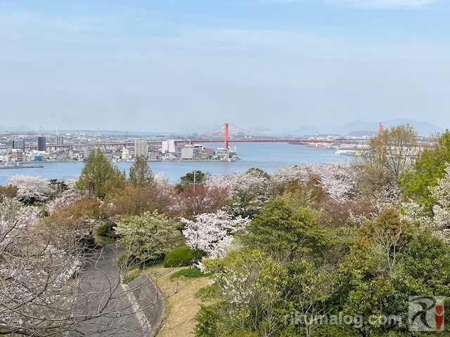 都島展望公園中腹展望台から見える若戸大橋