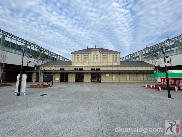JR折尾駅・駅舎前広場
