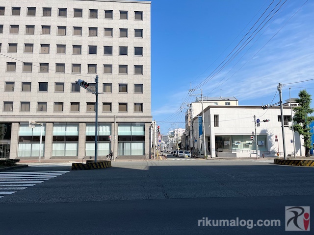 昭和通りの交差点も直進