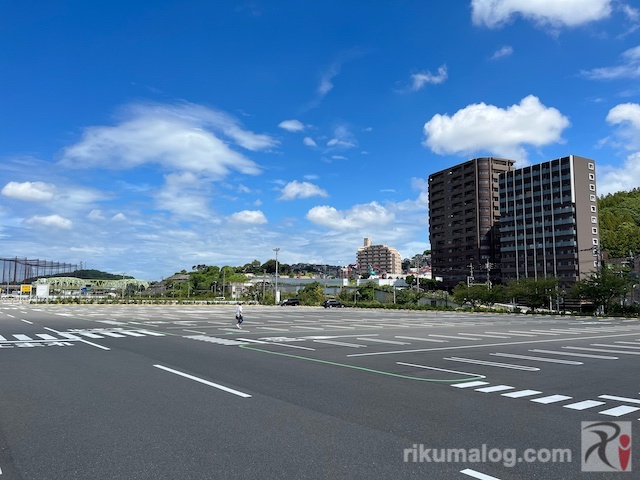ジ・アウトレット北九州駐車場から見たホテル跡地