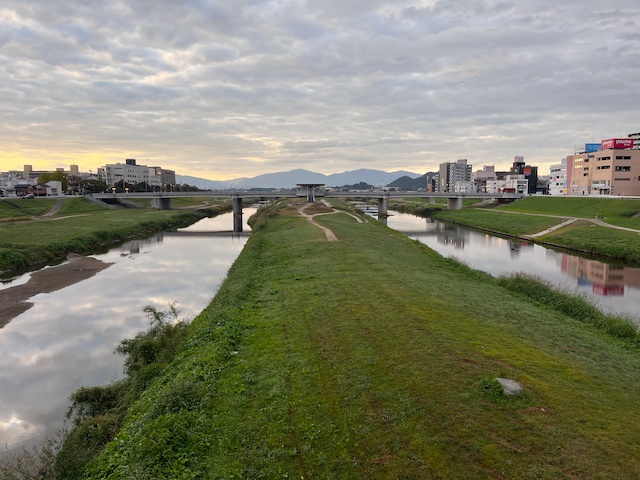 新飯塚橋の南側に架かる芳雄橋