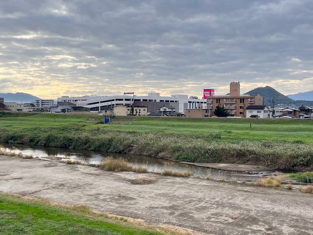 川の向こう岸にゆめタウン飯塚が見える