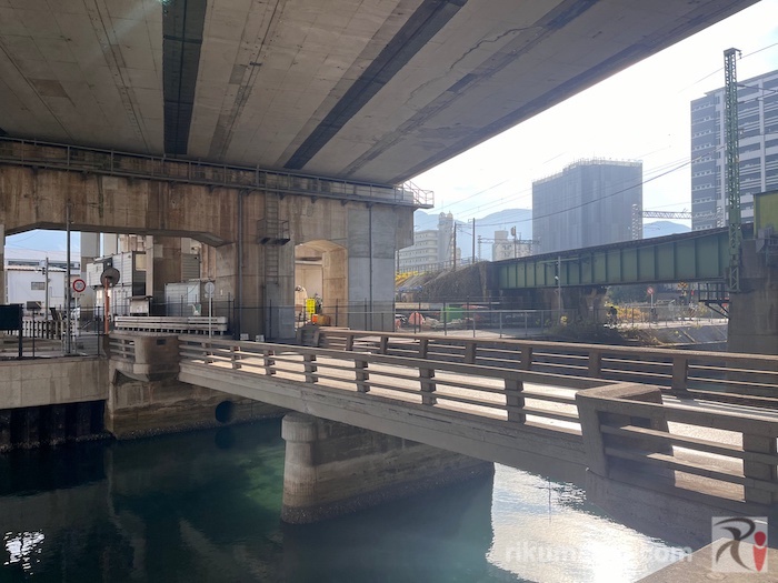 門司口橋は新幹線の高架下にある