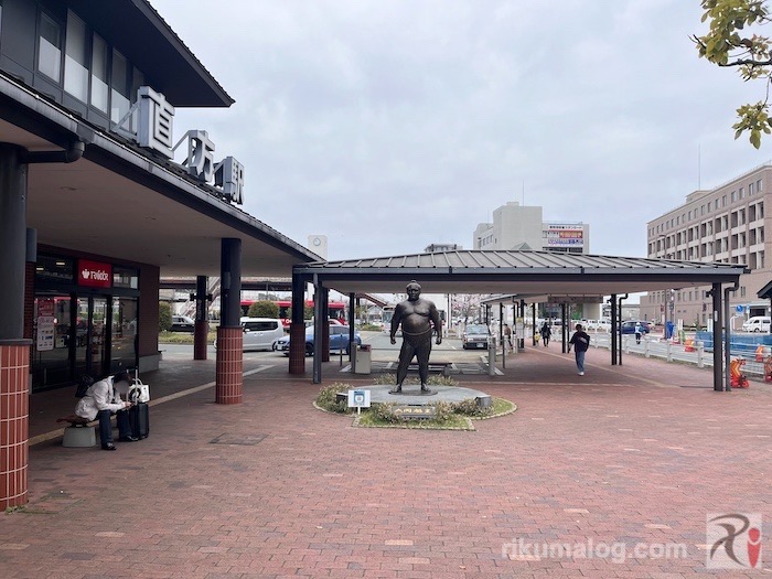JR直方駅と魁皇像
