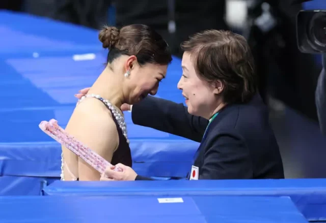 坂本花織選手を迎える中野園子コーチ