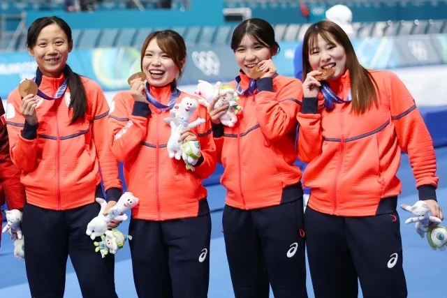 チームパシュートで銅メダルを獲得した日本女子代表